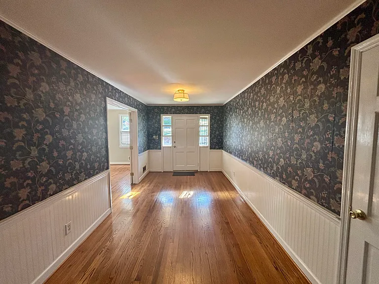 807 Barrett Ln — Photo 3