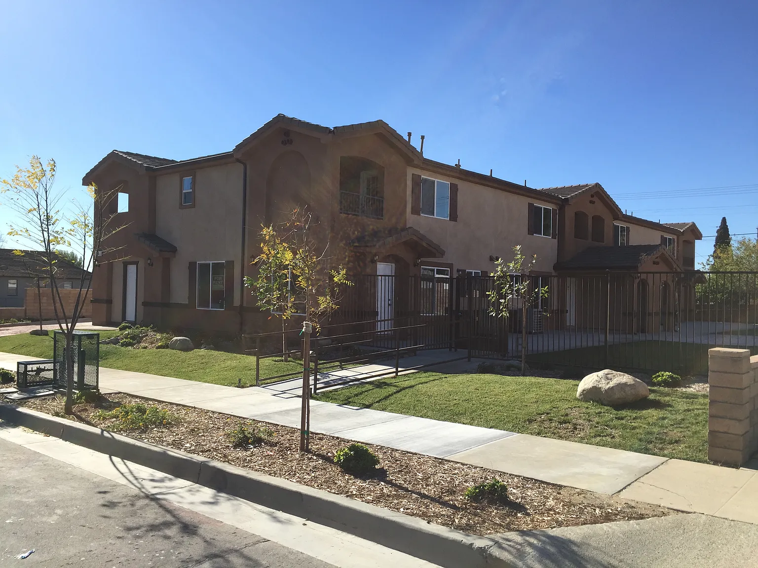 3 bed, 2.5 bath, 2008 sqft, $3,100 — Photo 3