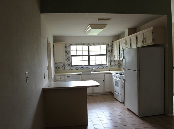 3rd image of 439 Banker St