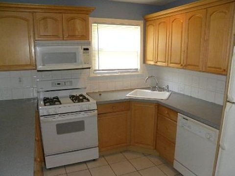 3rd image of 15 Newtown Ave