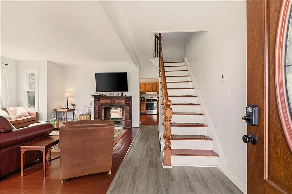 5 bed, 2.0 bath, 2023 sqft, $3,975 — Photo 4