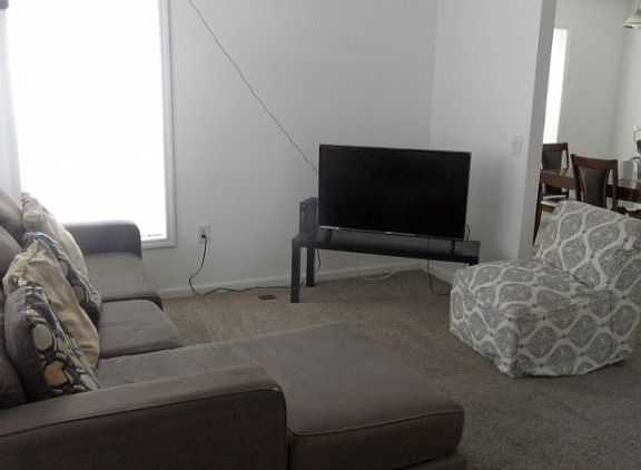 2nd image of 405 Park Ave
