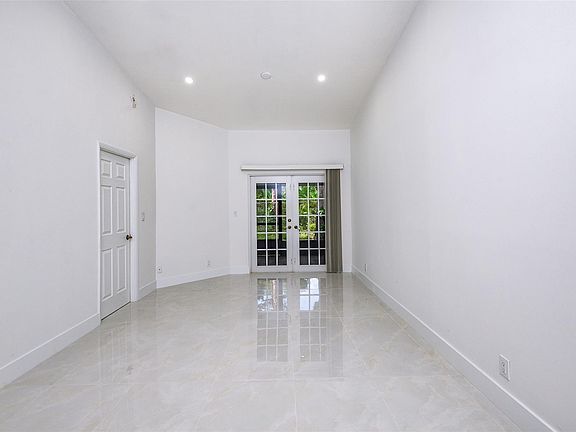 5th image of 700 NW 47th Street #700