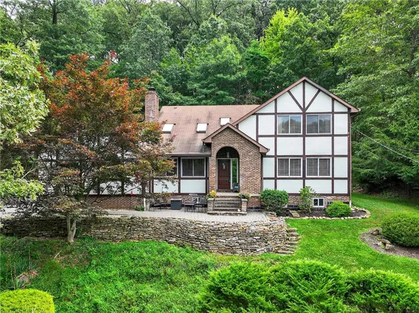 2576 Wexford Run Rd, Wexford, PA 15090