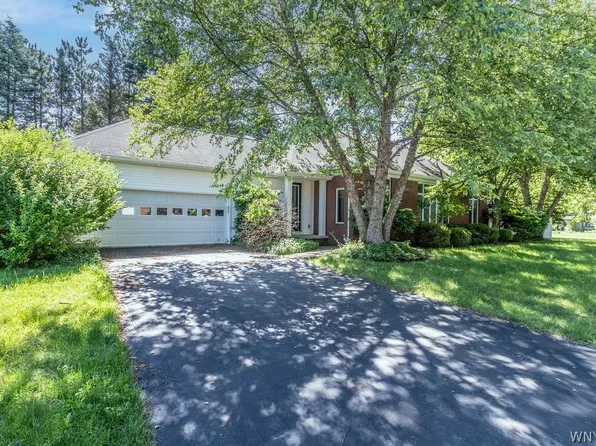 15 Brookshire Ct, East Amherst, NY 14051