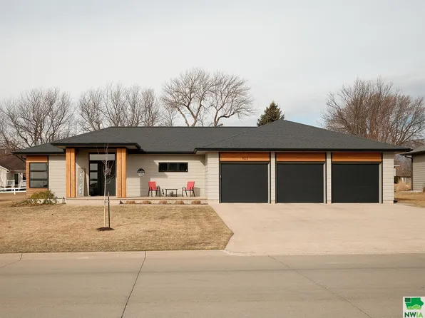 923 8th Ave SE, Sioux Center, IA 51250