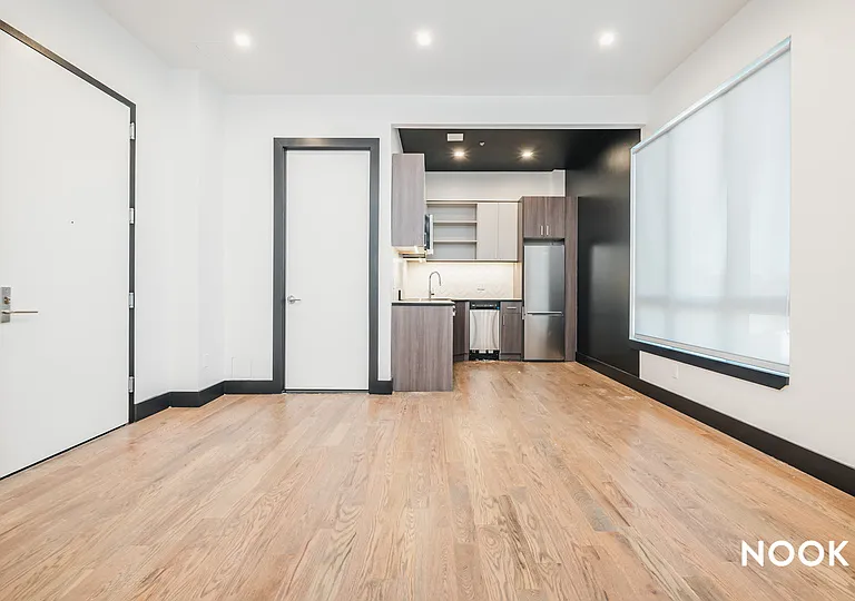 586 E 32nd St #4B — Photo 3