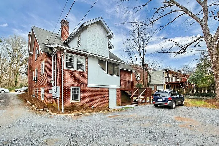 2 bed, 1.0 bath, 1093 sqft, $1,045 — Photo 1