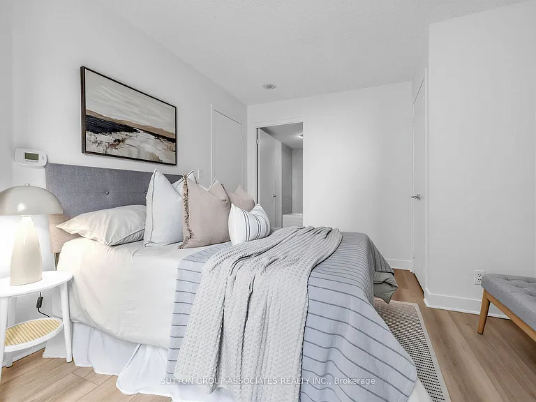 381 Front St W #611 — Photo 18