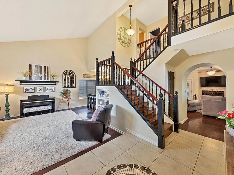 5609 E Greenway Cir — Photo 2