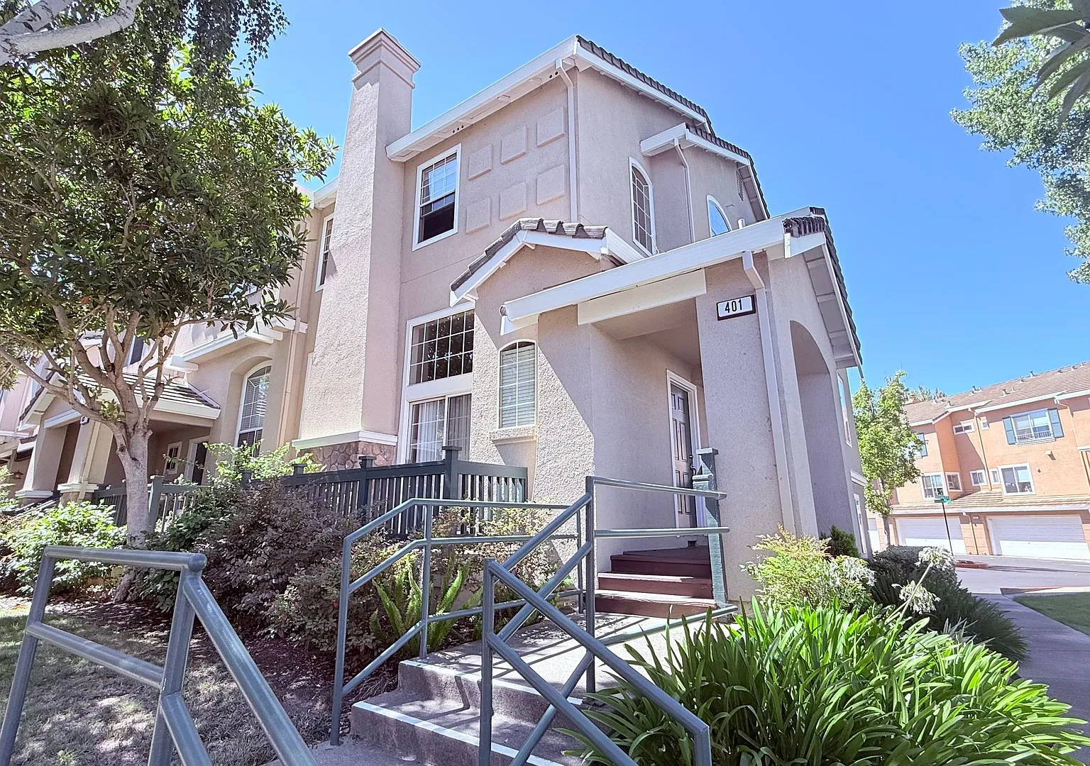 Bright and Airy 3BD/2.5BA Townhouse in Shadowhawk Community, Danville- Available NOW! — Photo 3