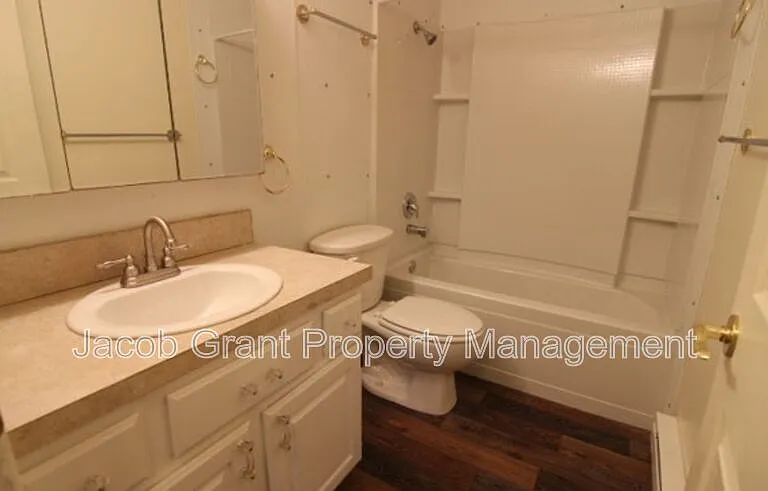 1380 E Poplar St #C — Photo 4