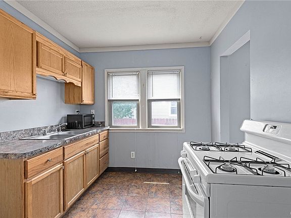 3rd image of 312 Roxford Rd S