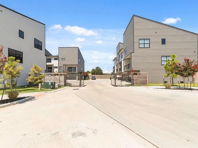 11929 N Hoa Sen Cir — Photo 38