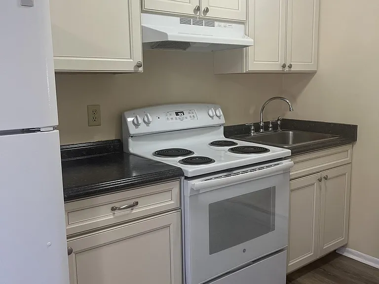 30 Turner Dr #B — Photo 2