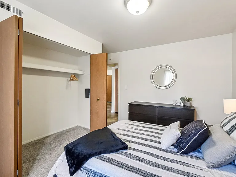Beautiful bedroom in 2 bedroom apartment in Clinton Township