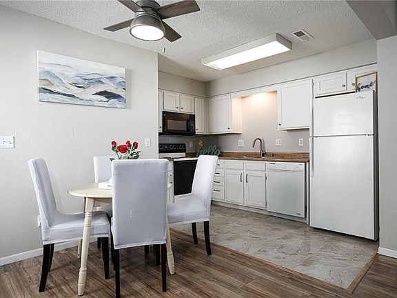 5th image of 102 NE Sunshine St APT D