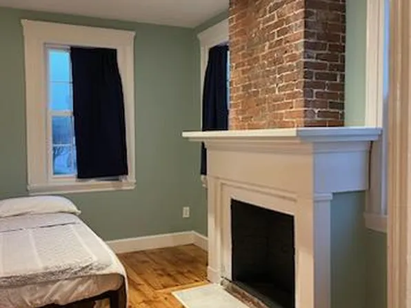 33 High St, Saco, ME 04072
