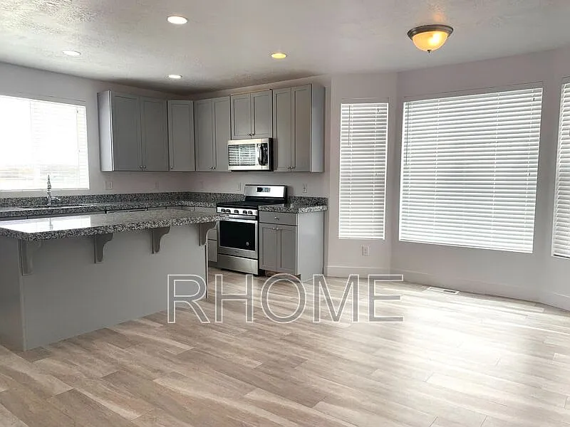 3 bed, 2.5 bath, 1960 sqft, $2,149 — Photo 3