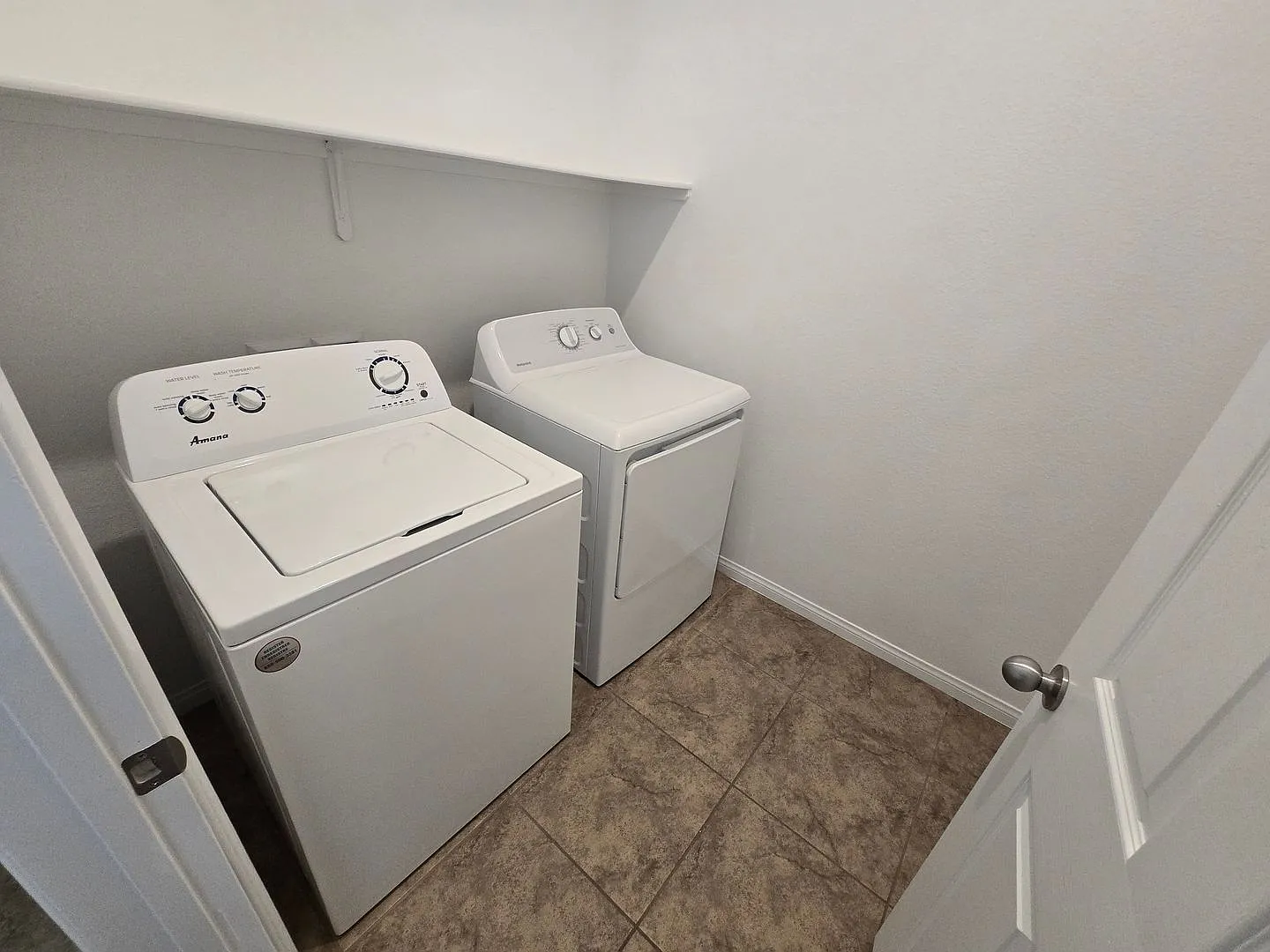 4 bed 3 baths 2 car garage — Photo 4