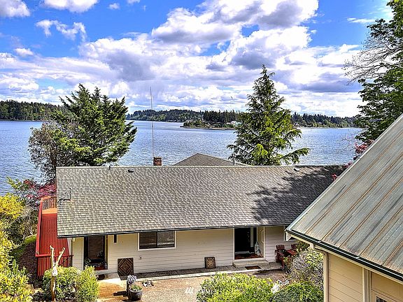 WATERFRONT HOME WITH 170' OF LOW BANK SANDY BEACH. 1.250 acres of beautiful well-maintained landscaping.>