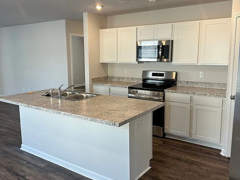 609 Savannah St — Photo 10