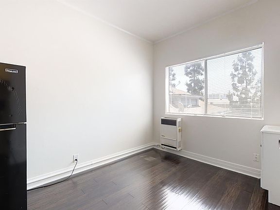 4th image of 647 W 18th St #303