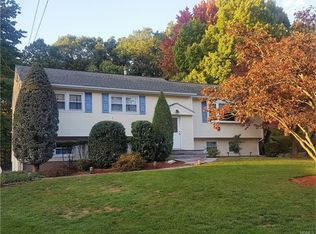 6 Daisy Ct, Airmont, NY 10901