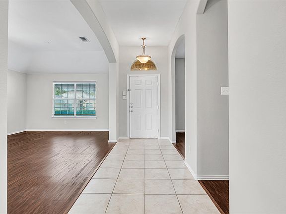 2nd image of 2827 Rosewood Blvd