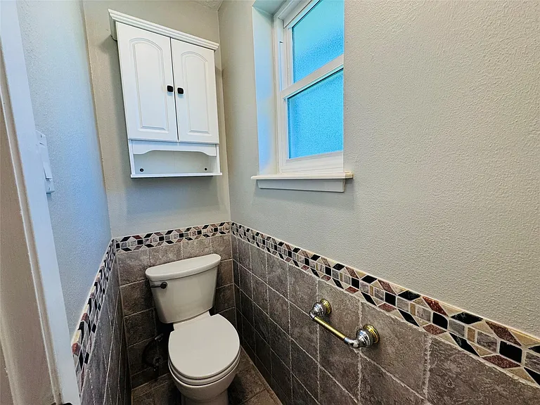 10702 Deval Dr — Photo 13