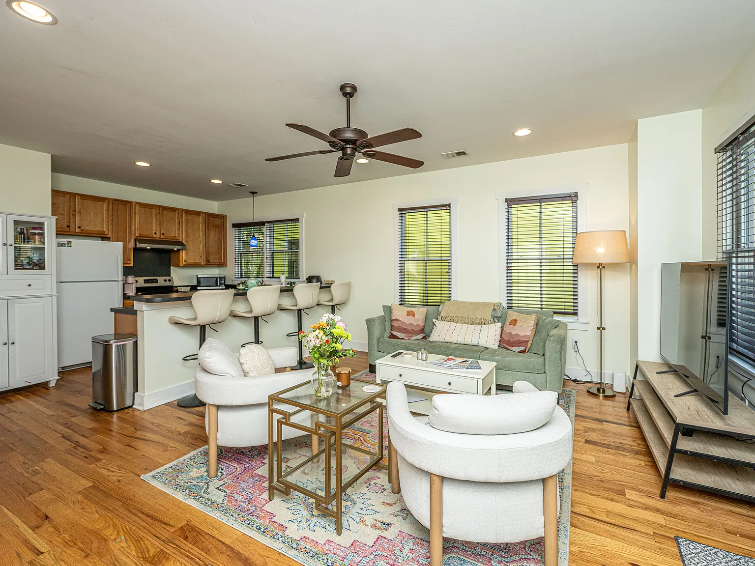 4 bed, 3.5 bath, 1600 sqft, $7,400 — Photo 4
