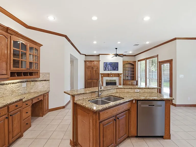1020 Highland Oaks Dr — Photo 12