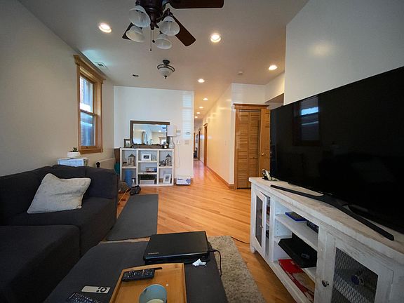 4th image of 2043 W Homer St #1