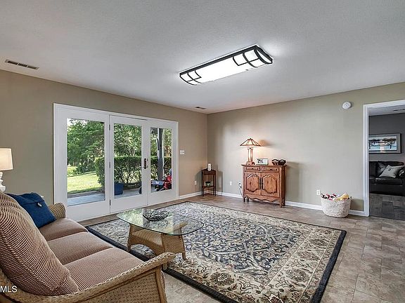 4th image of 411 Keota Ln