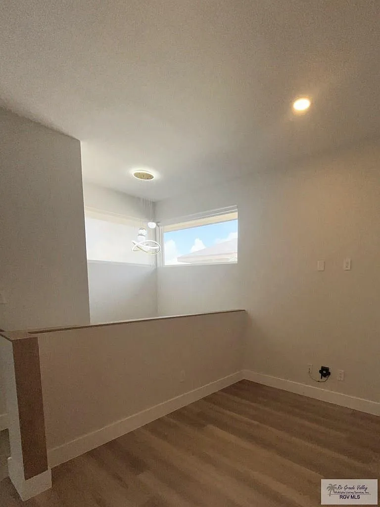 3 bed, 2.5 bath, 2049 sqft, $2,175 — Photo 4