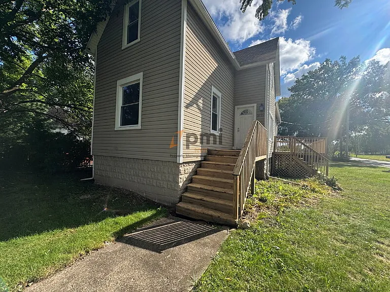 2122 Elston St #A — Photo 4