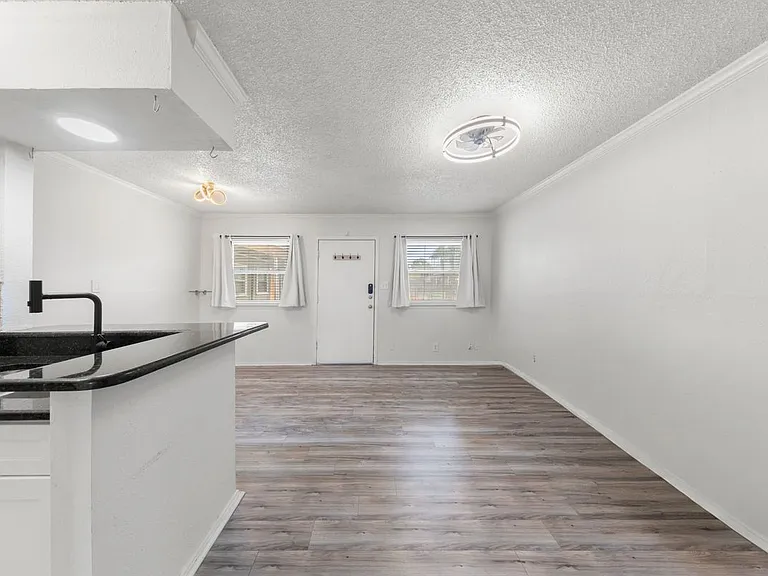 2401 Manor Rd #123 — Photo 9