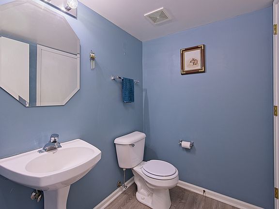 5th image of 324 Holiday Ln #324