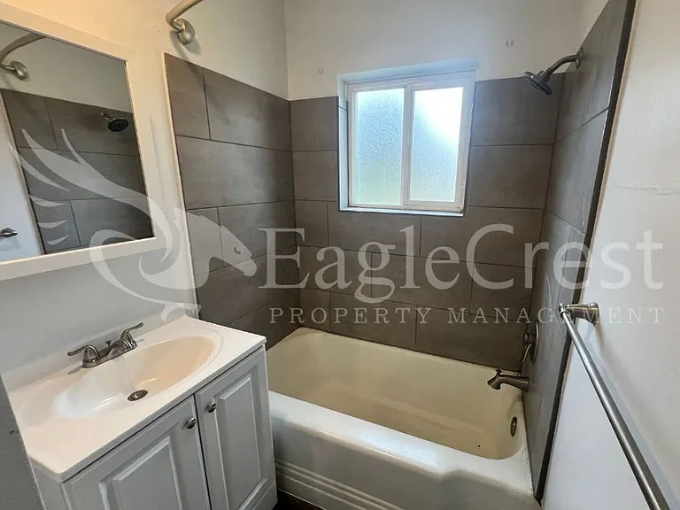 223 SE Roseville Ln — Photo 15