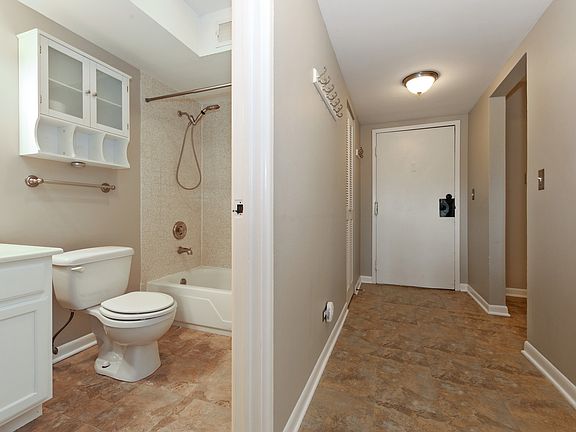 5th image of 140 W Wood St Unit 414