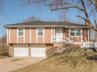 208 SE Country Ln, Lees Summit, MO 64063