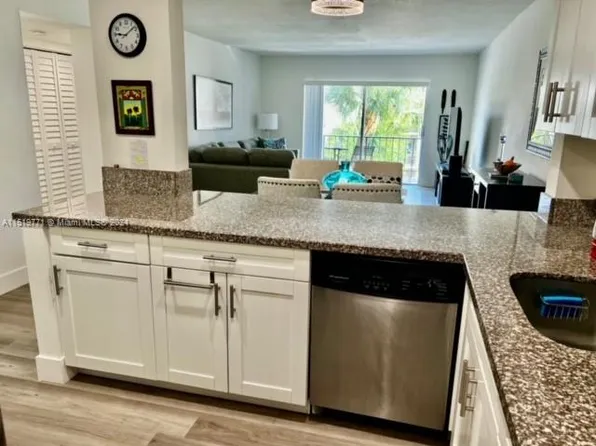 6902 N Kendall Dr APT E304, Pinecrest, FL 33156