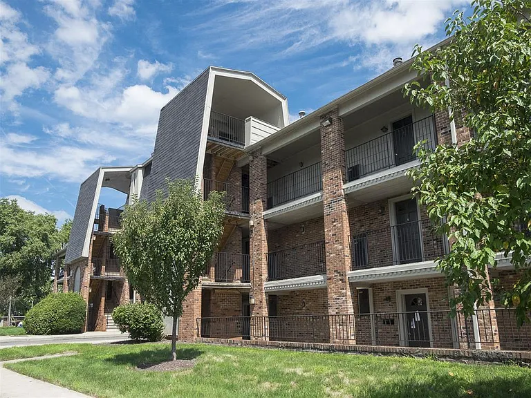 Yorktown Colony Apartments — Photo 12