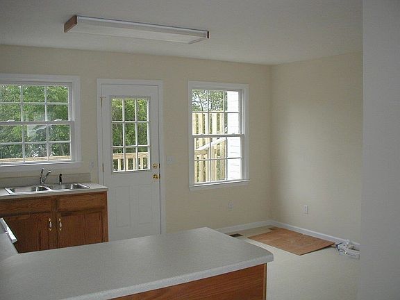 3rd image of 141 Courtney Ln
