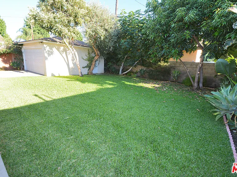 12944 Haynes St — Photo 33