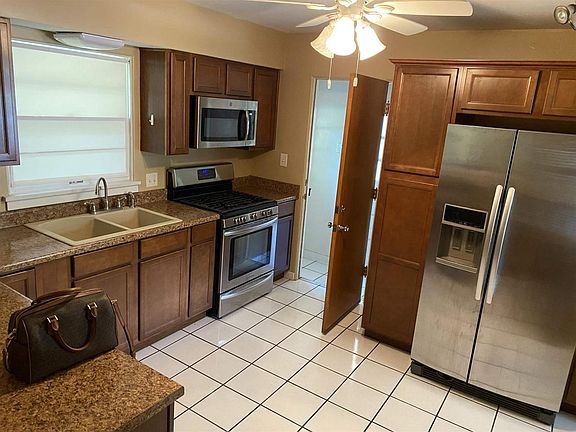4th image of 127 S Twyckenham Dr