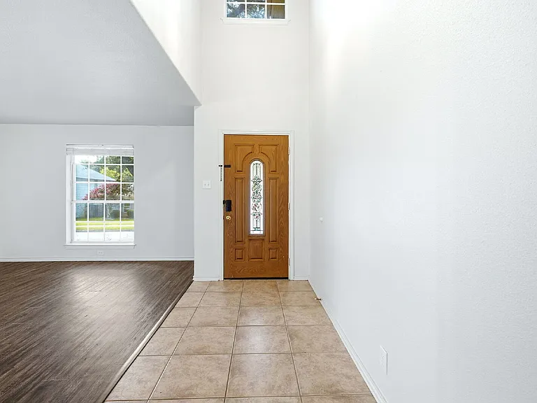 832 Dimrock — Photo 6
