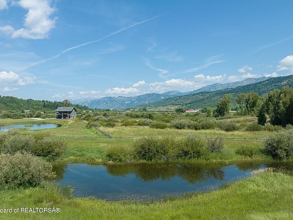 3rd image of 4 Willow Lake Dr