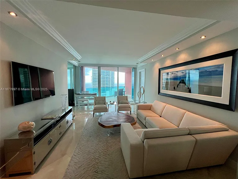 300 S Pointe Dr #2806 — Photo 3