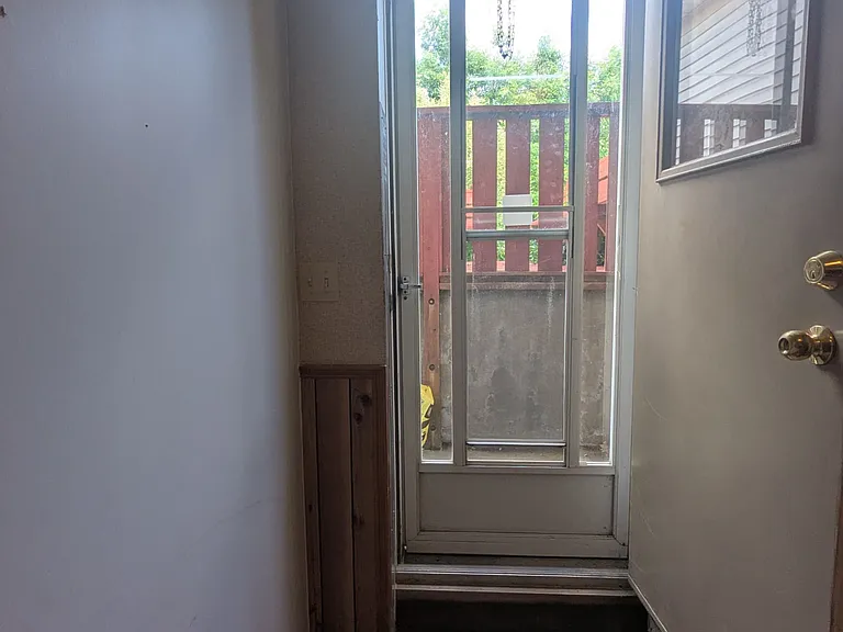 195 Carter Ave #LOWER — Photo 3